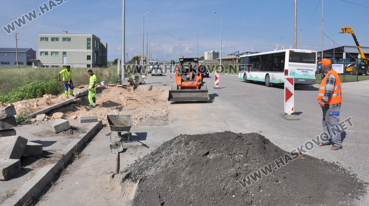 Ремонтират пропадналия от дъжда път към кв. “Болярово“
