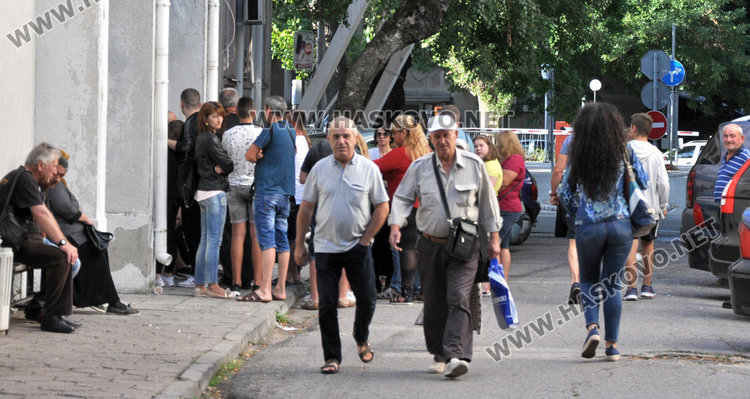 Опашка пред паспортна служба в пика на летните отпуски