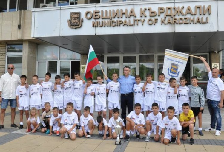 Инж. Азис посрещна младите футболни надежди от „Арда 999“