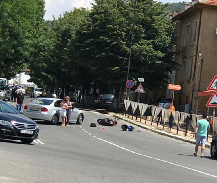  Мотоциклетист пострада тежко при катастрофа в центъра на Момчилград