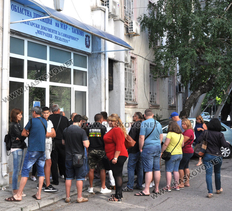 Опашка пред паспортна служба в пика на летните отпуски