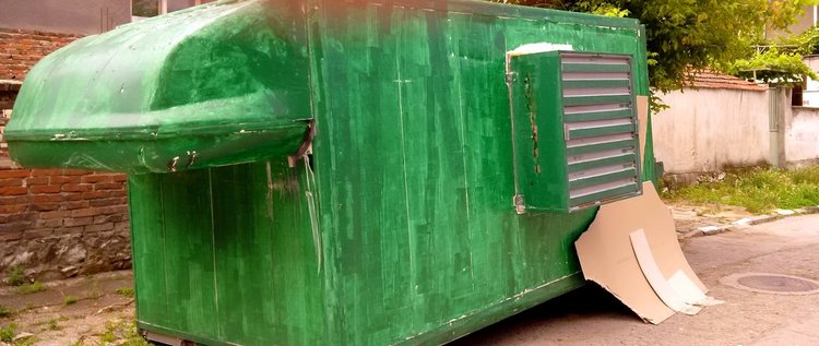 Един от фургоните, в които се извършвало копаене на криптовалута, като цялата техника се е захранвала с крадена електроенергия