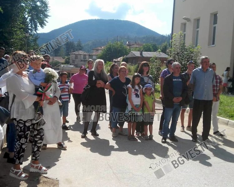 Да се поклонят пред личността и делото на Васил Левски дойдоха и граждани на Смолян, сред тях млада майка облекла невръстния си син с празничен костюм