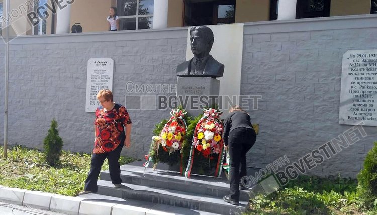 Поклон, цветя и стихове за 182 години от рождението на Васил Левски в Смолян