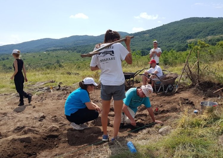 За пръв път на Църквището работят студенти от два университета
