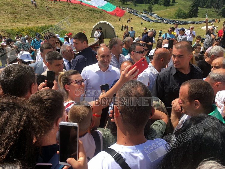 Селфи мания окупира президента Радев на Роженския събор