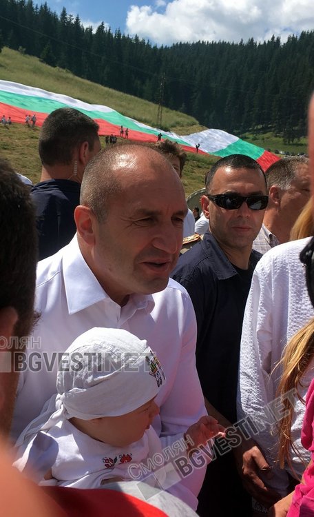 Селфи мания окупира президента Радев на Роженския събор