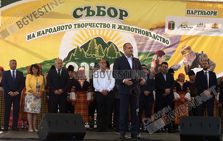 Президентът Радев на Рожен: Родопите обезлюдяват бързо, България ще осиротее без песните и гайдите