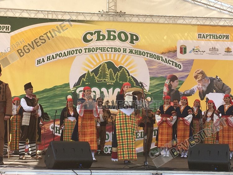 Уникални танци,песни и инструментални изпълнения поднесоха изпълнителите от ансамбъл "Родопа"