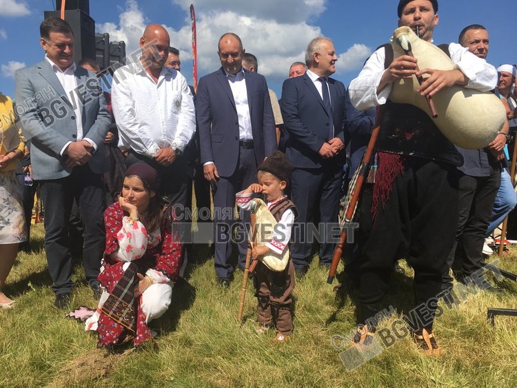 Президентът Радев на Рожен: Родопите обезлюдяват бързо, България ще осиротее без песните и гайдите