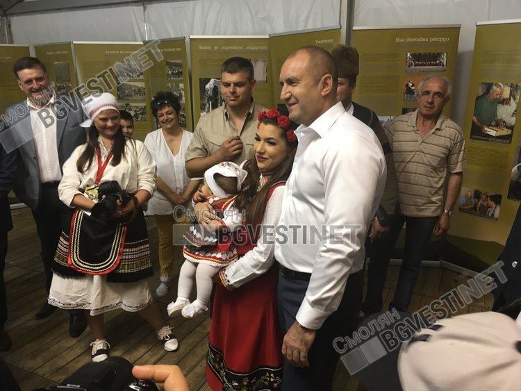 Мария пристига преди месец от Холандия специално за Събора на Рожен. Чака час, за да се снима с президента, но поне не връчи дъщеря си в ръцете на Радев