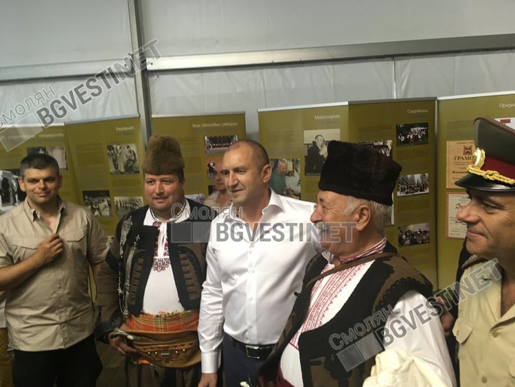 Селфи мания окупира президента Радев на Роженския събор