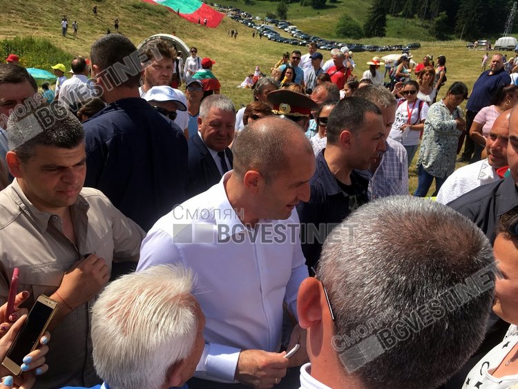 Селфи мания окупира президента Радев на Роженския събор