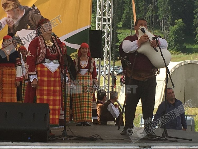 Петър Янев и Валя Балканска закриха родопската китка в програмата