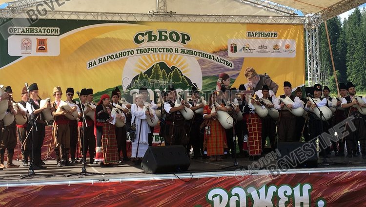 Откриха събора „Рожен“ с над 200 гайди, кметът на Смолян призова за обща молитва за благоденствието на България