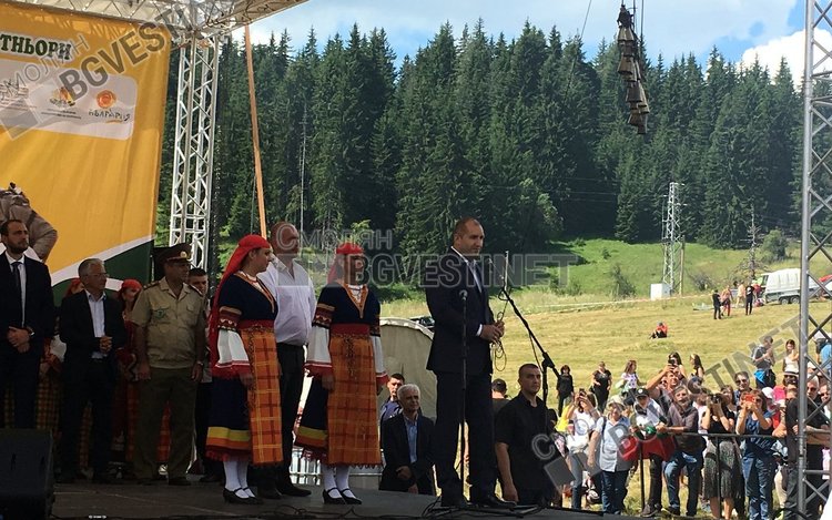 Президентът Радев на Рожен: Родопите обезлюдяват бързо, България ще осиротее без песните и гайдите