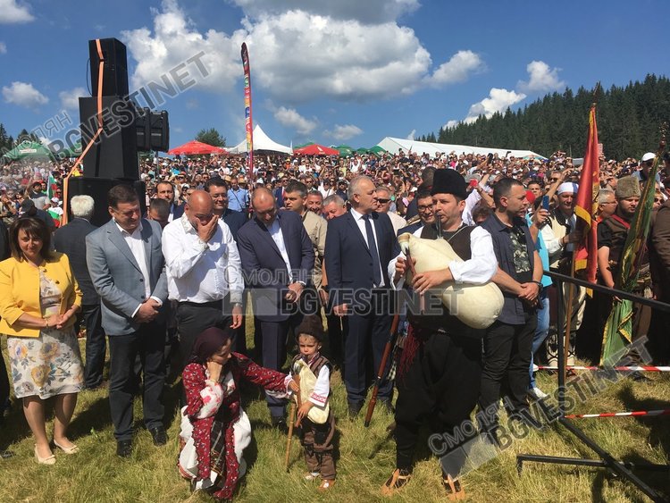 Невръстен гайдар посрещна президента Радев