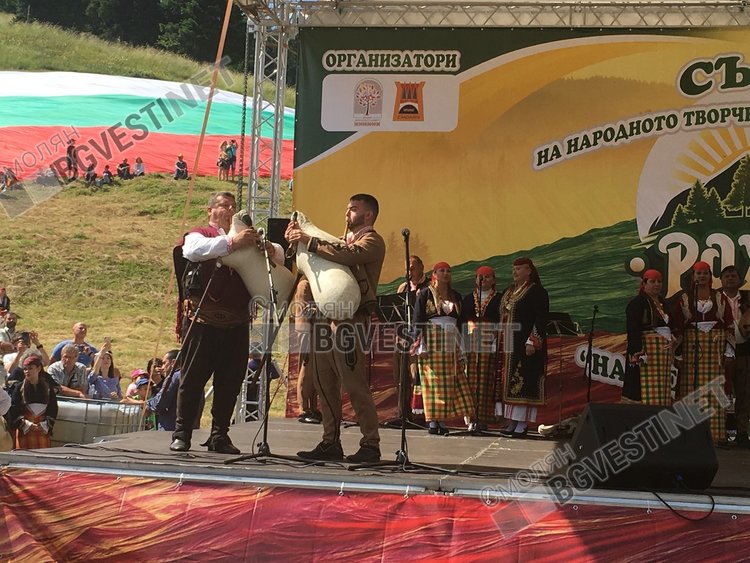 Откриха събора „Рожен“ с над 200 гайди, кметът на Смолян призова за обща молитва за благоденствието на България