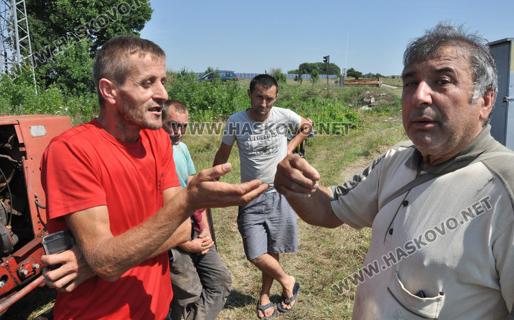 Иван /вляво/ заплашва със съд, око някой го накара да плати таксата за водата, ползвана от язовирчето