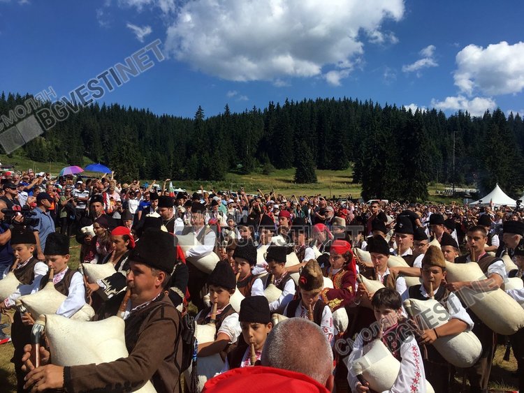 Откриха събора „Рожен“ с над 200 гайди, кметът на Смолян призова за обща молитва за благоденствието на България