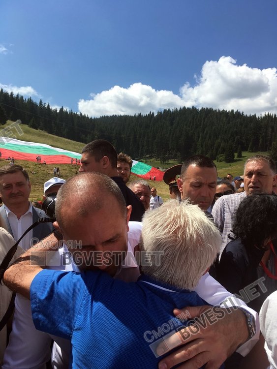 Президентът успя да забележи в тълпата дребничкия и без ръце фотограф Цветан Маджаров и го прегърна