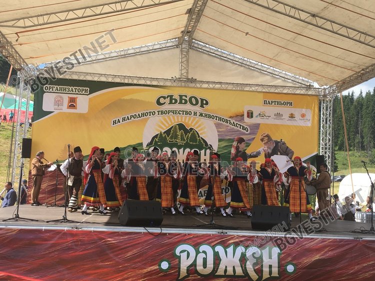 Откриха събора „Рожен“ с над 200 гайди, кметът на Смолян призова за обща молитва за благоденствието на България