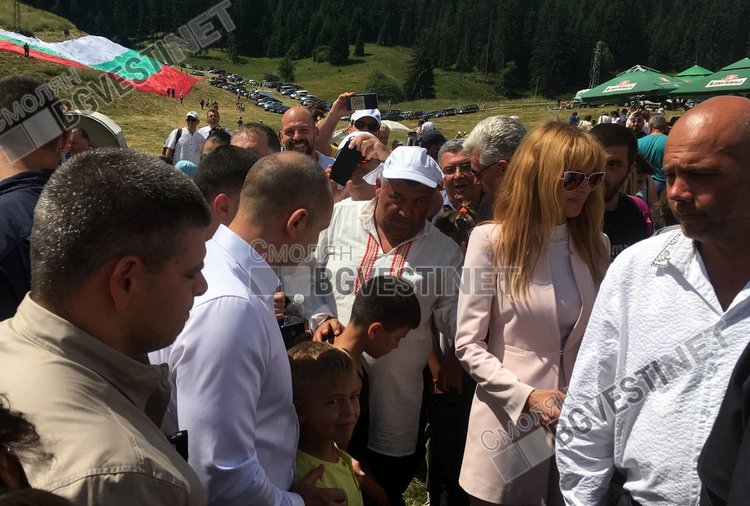 Селфи мания окупира президента Радев на Роженския събор