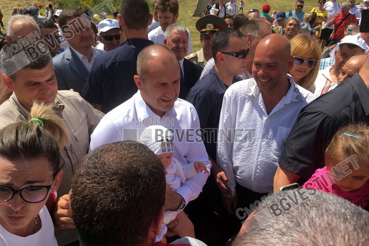 Селфи мания окупира президента Радев на Роженския събор