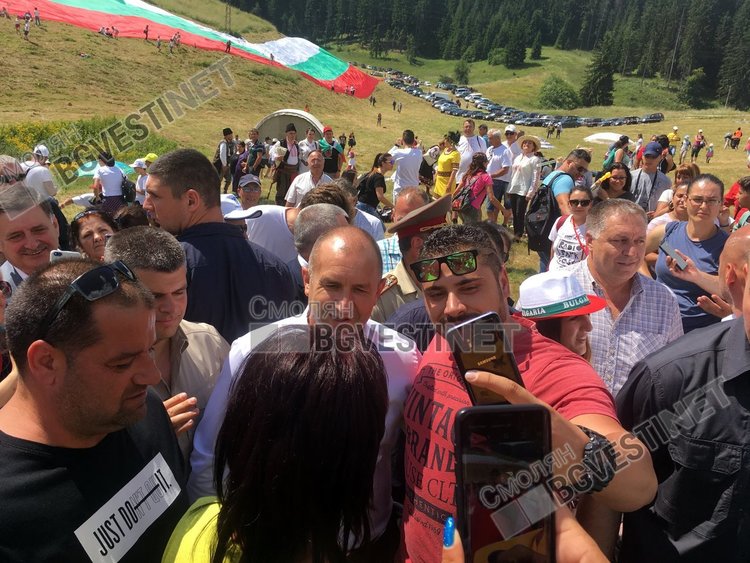 Селфи мания окупира президента Радев на Роженския събор