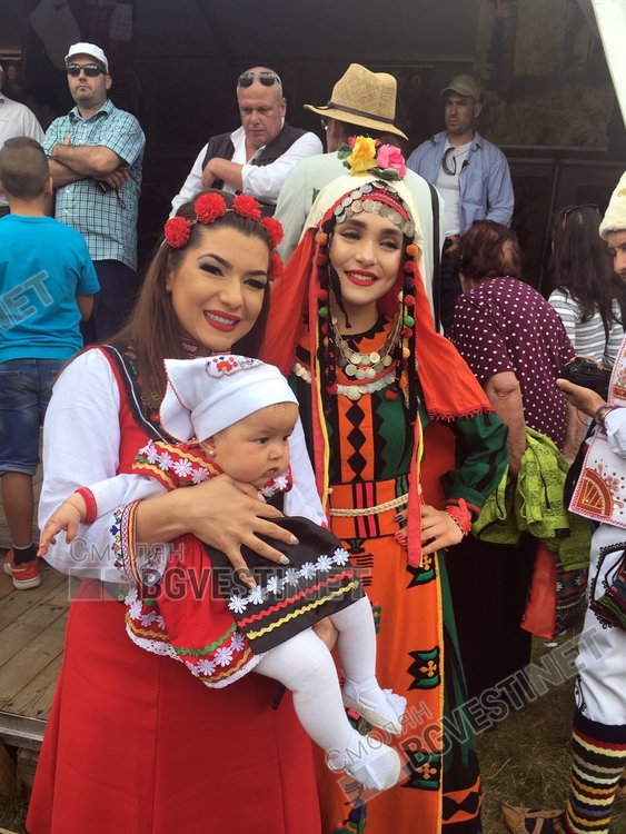 А иначе Мария  и Мария -джуниър наистина са красиви