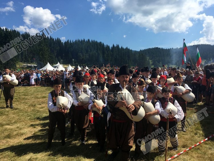 Откриха събора „Рожен“ с над 200 гайди, кметът на Смолян призова за обща молитва за благоденствието на България