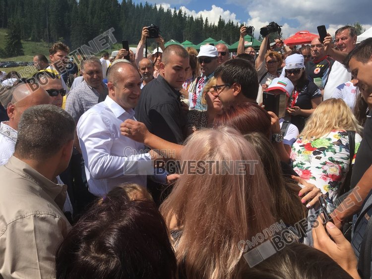 Селфи мания окупира президента Радев на Роженския събор