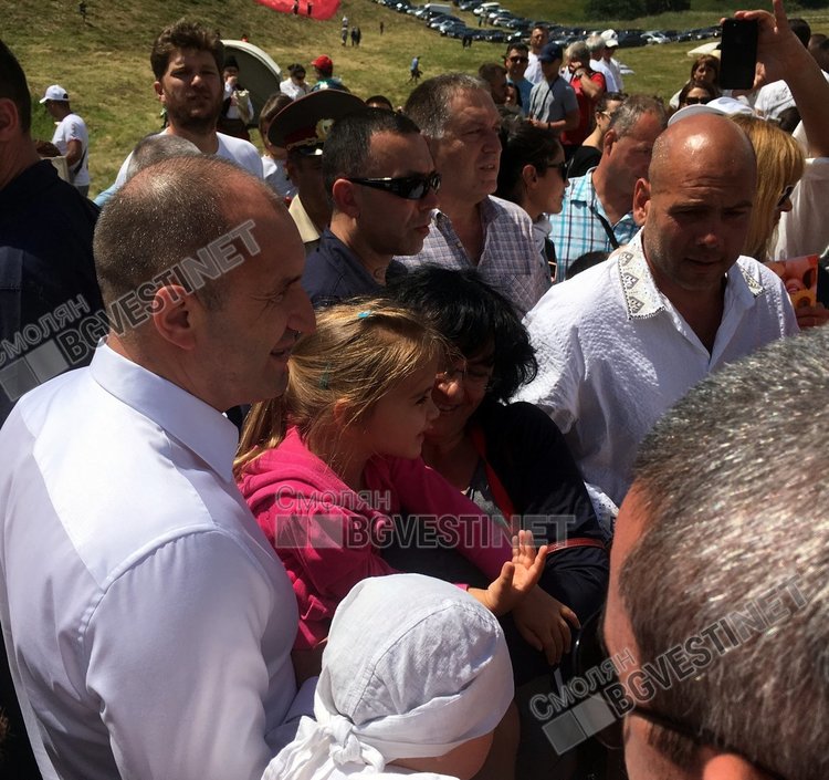 Селфи мания окупира президента Радев на Роженския събор