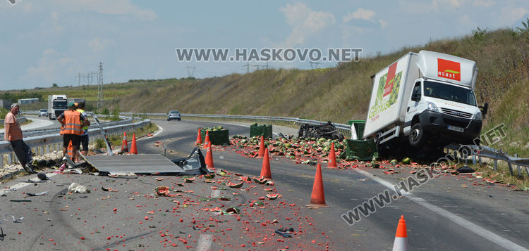 Хасковско Ауди блъсна камион с дини на магистралата, шофьорът избяга /обновена/