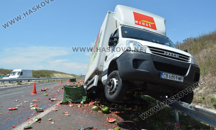 Хасковско Ауди блъсна камион с дини на магистралата, шофьорът избяга /обновена/