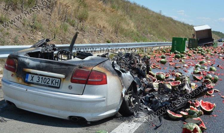 Хасковско Ауди блъсна камион с дини на магистралата, шофьорът избяга /обновена/
