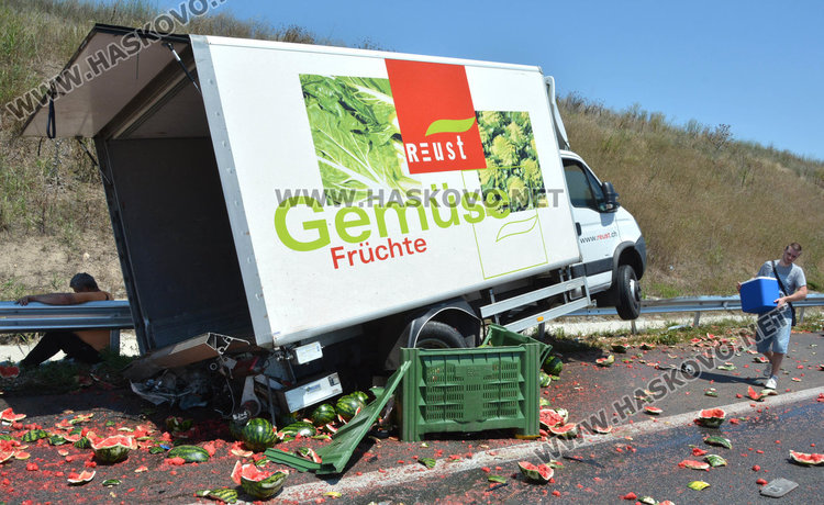Хасковско Ауди блъсна камион с дини на магистралата, шофьорът избяга /обновена/