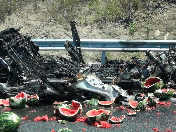 Хасковско Ауди блъсна камион с дини на магистралата, шофьорът избяга /обновена/