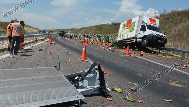 Хасковско Ауди блъсна камион с дини на магистралата, шофьорът избяга /обновена/