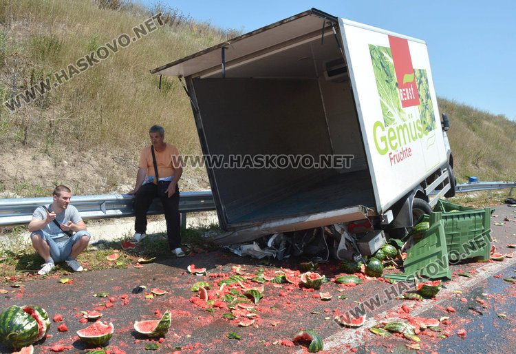 Хасковско Ауди блъсна камион с дини на магистралата, шофьорът избяга /обновена/