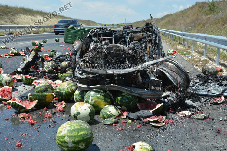 Хасковско Ауди блъсна камион с дини на магистралата, шофьорът избяга /обновена/