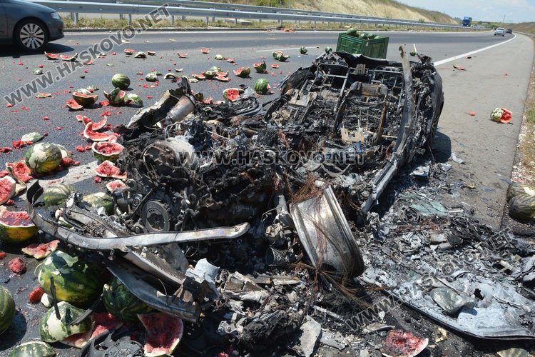 Хасковско Ауди блъсна камион с дини на магистралата, шофьорът избяга /обновена/