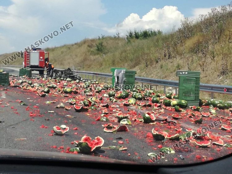 Хасковско Ауди блъсна камион с дини на магистралата, шофьорът избяга /обновена/