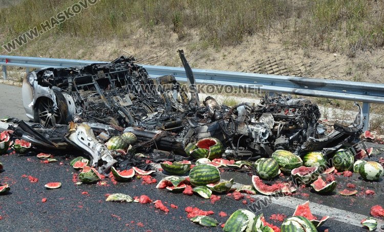Хасковско Ауди блъсна камион с дини на магистралата, шофьорът избяга /обновена/