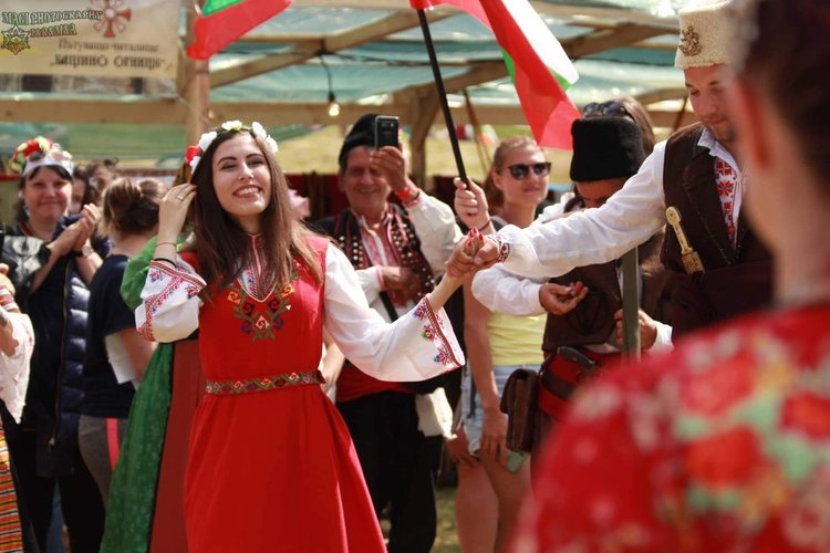 Влюбени се сгодиха на Роженските поляни по време на събора