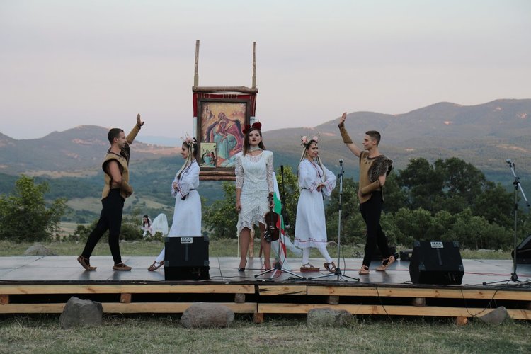 Песни и танци огласиха поляната под връх Малка Драгойна