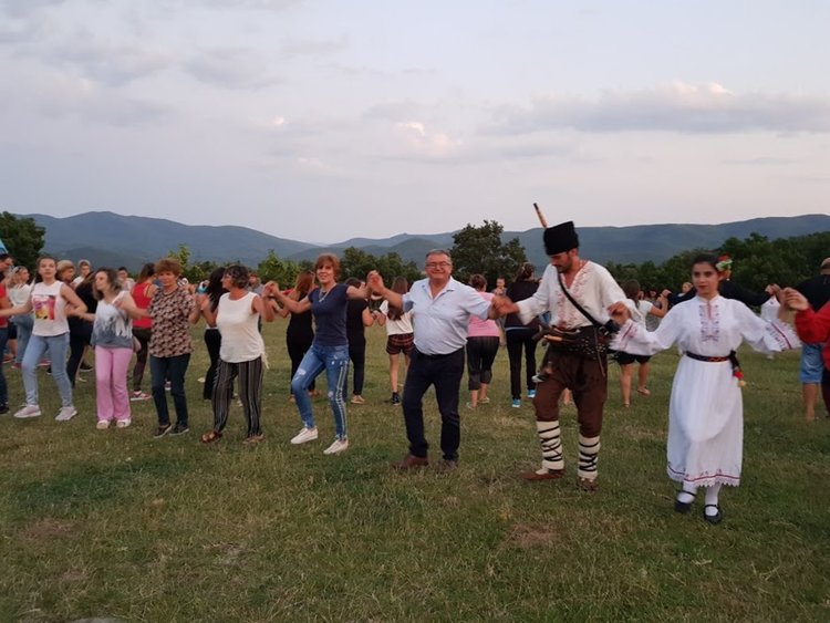 Песни и танци огласиха поляната под връх Малка Драгойна