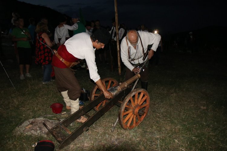 Песни и танци огласиха поляната под връх Малка Драгойна
