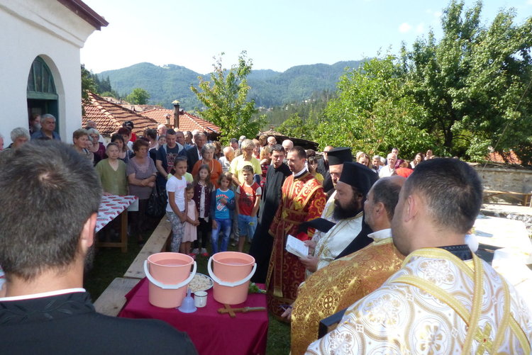 Църква, измолена с прошение от Високата порта преди 160 години, чества двоен празник