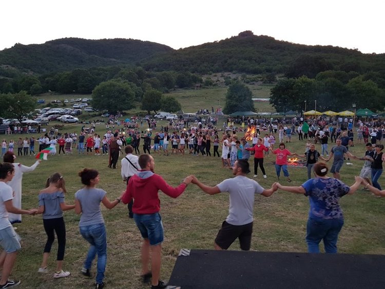 Песни и танци огласиха поляната под връх Малка Драгойна